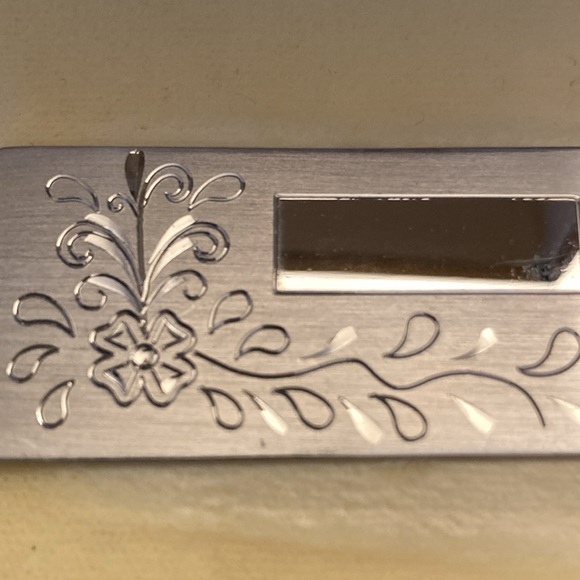 Engeaveable Silvertone Money Clip in original box - Picture 3 of 3